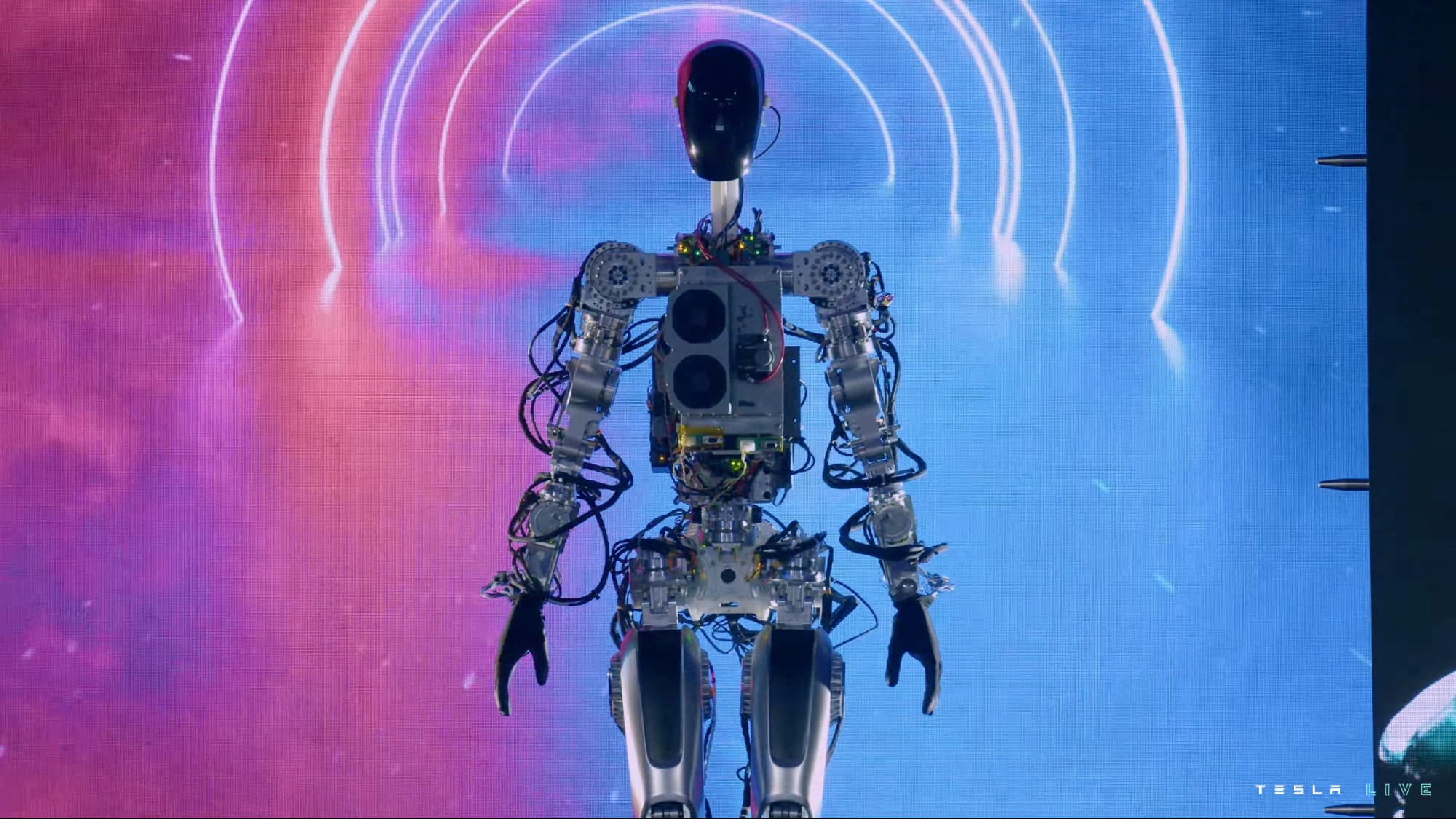 Tesla показала антропоморфного робота Optimus